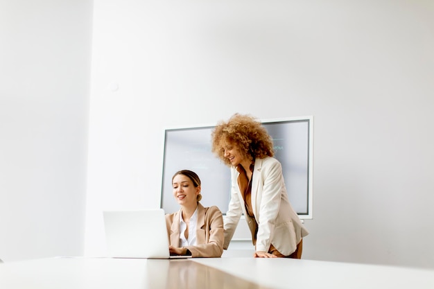 Coach apoyando a cliente en sesión